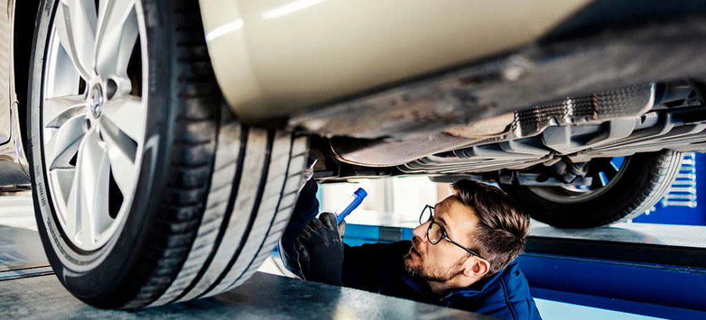 Mecánico haciendo una revisión en un vehículo