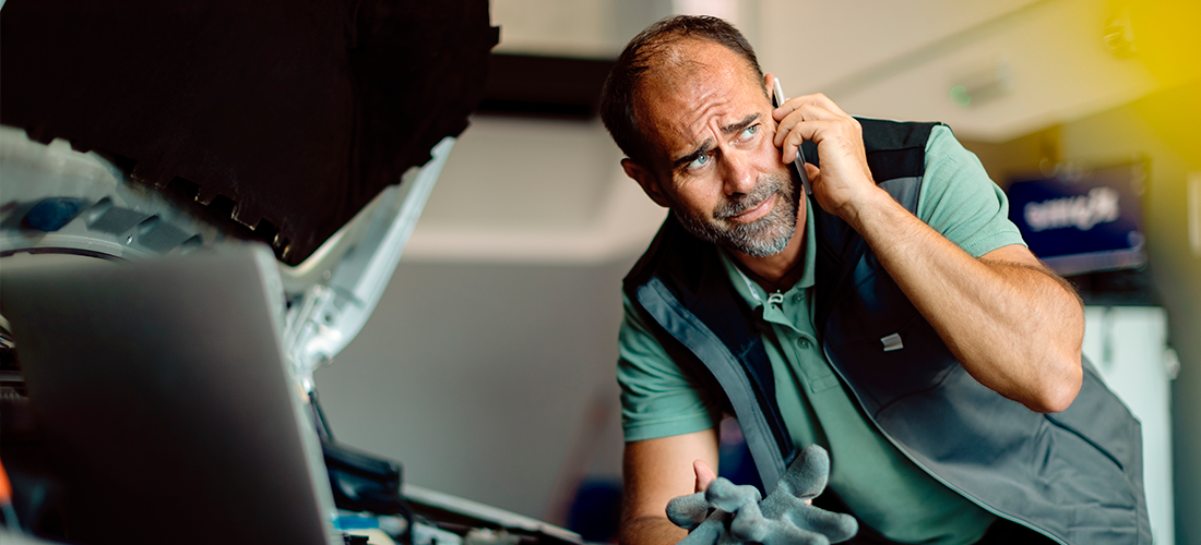 Mecánico preocupado