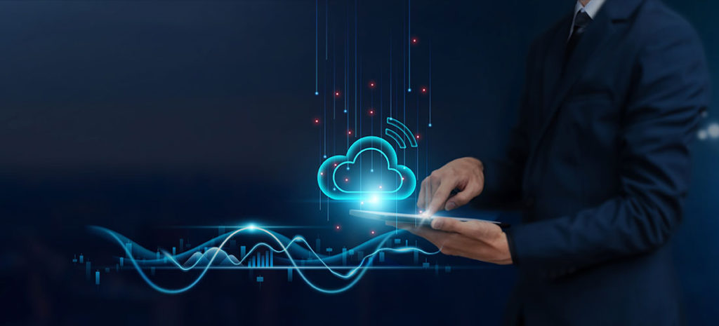 Trabajador de un taller ejecutando su programa de gestión en la nube en su taller mecánico.