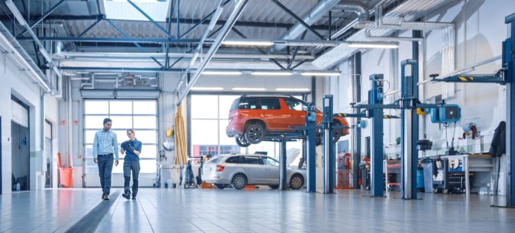 Nave de taller de coches con varios elevadores de vehículos