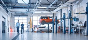 Nave de taller de coches con varios elevadores de vehículos