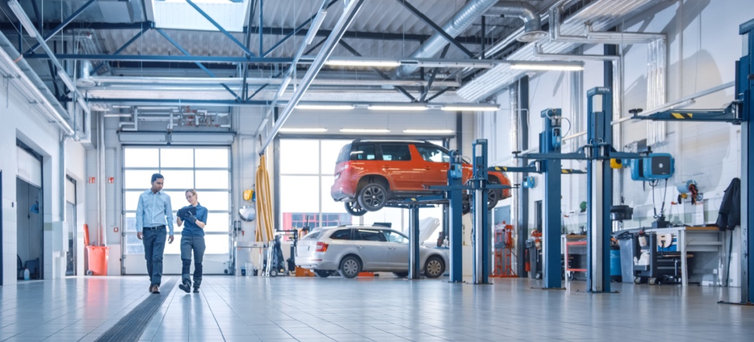 Nave de taller de coches con varios elevadores de vehículos