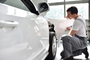 Reparación de coche blanco por siniestro.