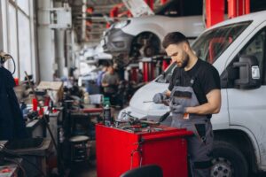 Mecánico trabajando en un taller de vehículos
